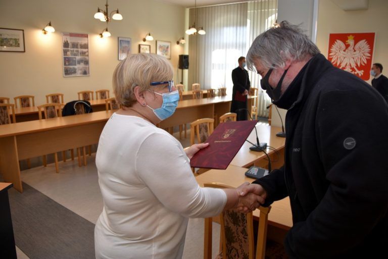 150 TYS. ZŁ. NA OCHRONĘ ZABYTKÓW SAKRALNYCH W GMINIE ŚWIDNICA. WÓJT GMINY PODPISAŁA UMOWY