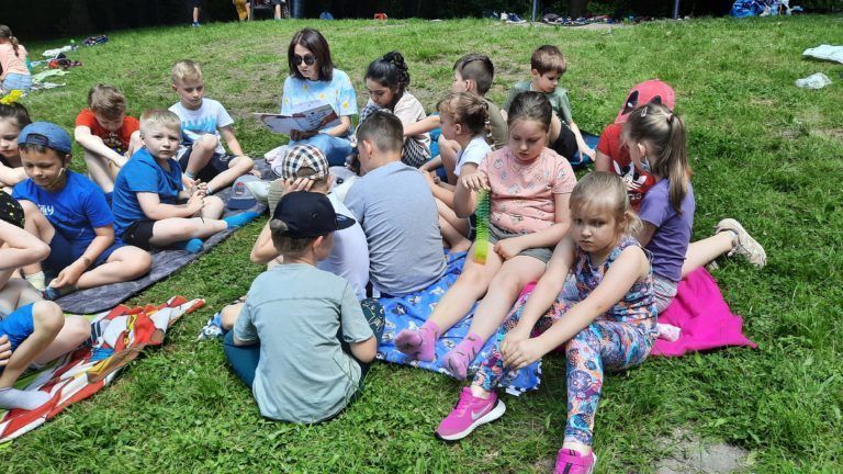 Książka do plecaka i czytaj na wakacjach
