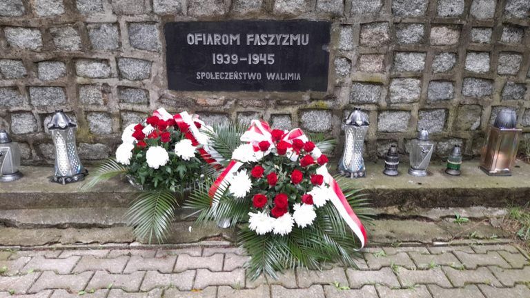 Na Kwaterze Ofiar Terroru Hitlerowskiego w Walimiu zapłonęły znicze i złożone zostały kwiaty