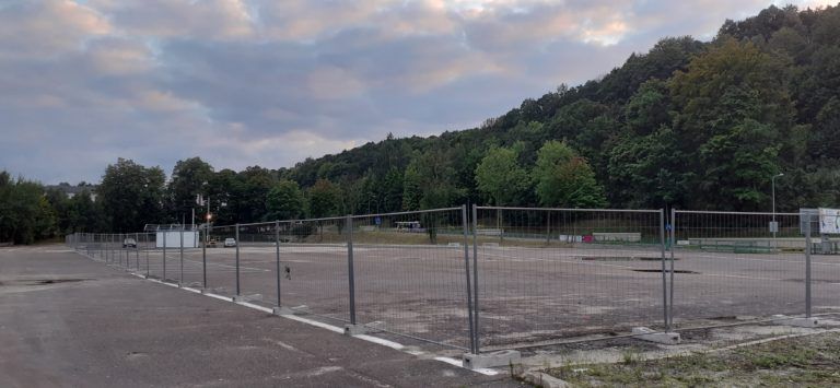 Po co grodzą plac?
