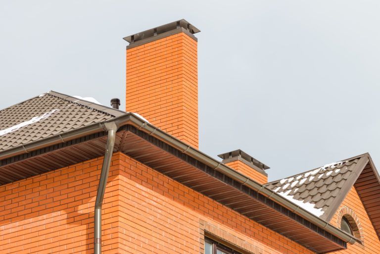 Jakie są najlepsze sposoby na zbudowanie komina i jego dopasowanie do domu?