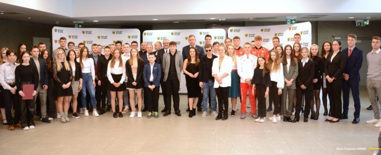 Marszałek wręczył stypendia samorządu województwa utalentowanym dolnośląskim sportowcom