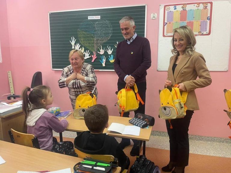 Otrzymali plecaki z wyposażeniem