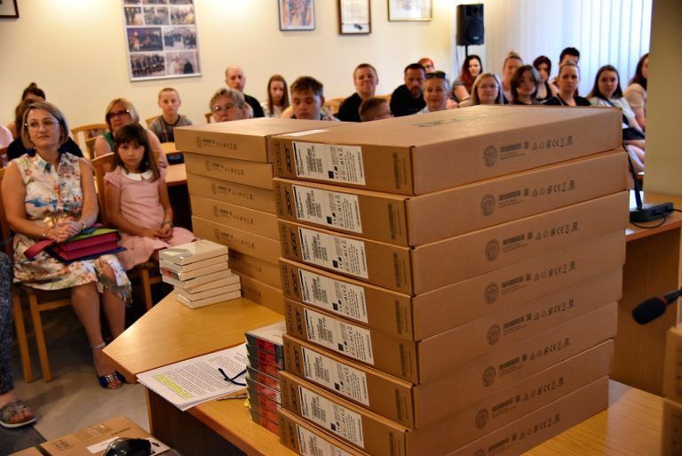 Dzieci byłych pracowników PGR otrzymały laptopy, komputery stacjonarne i tablety