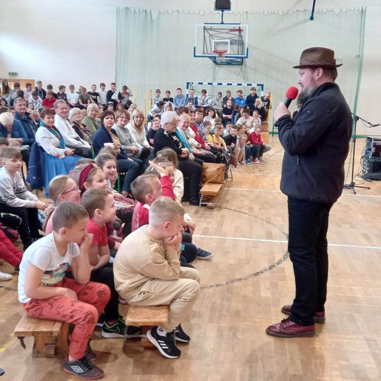 Dzieci w Czarnym Borze odwiedził Joszko Broda