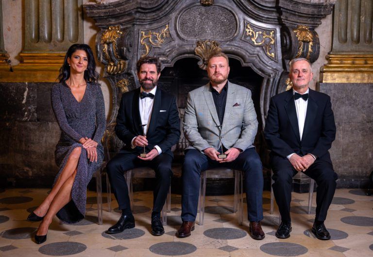 300 tysięcy na Ambasadorach