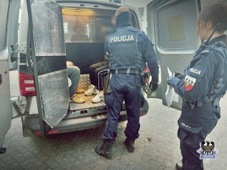 Para 50-latków zatrzymana za kradzieże