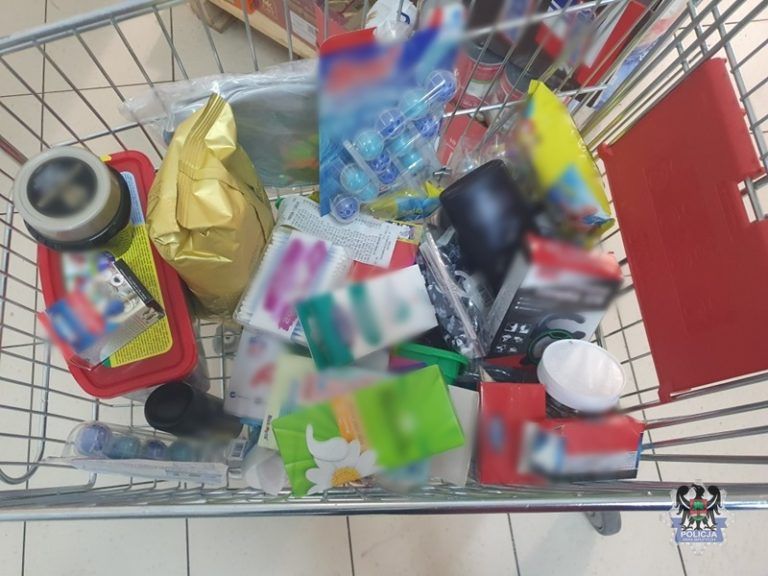 Małżeństwo kradło jedzenie