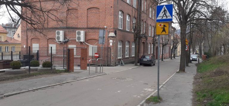 Powstanie drogowy azyl bezpieczeństwa!