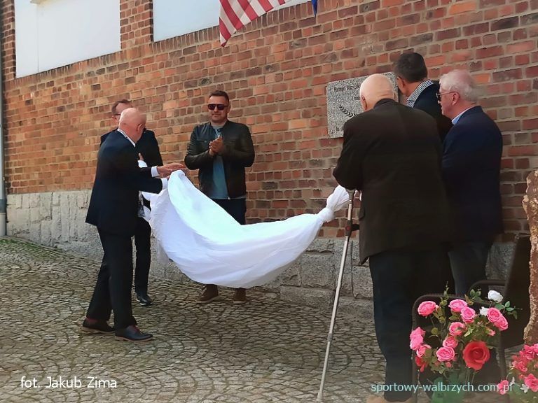 Odsłonili tablicę Pamięci Wszystkich Sportowców