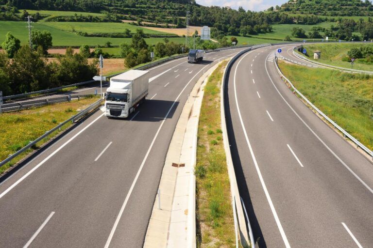 Ładunki ponadgabarytowe: wyzwania i rozwiązania w transporcie drogowym