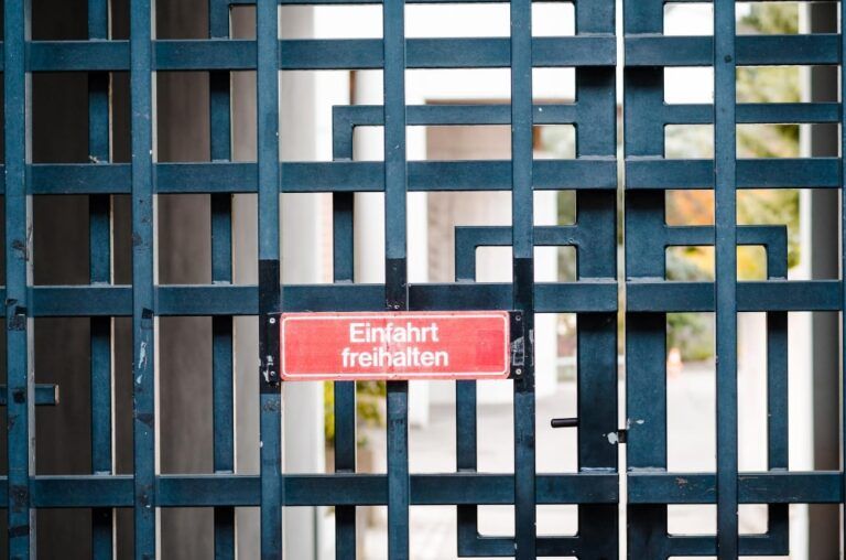 Dlaczego warto wybrać tablice emaliowane: Trwałość i estetyka