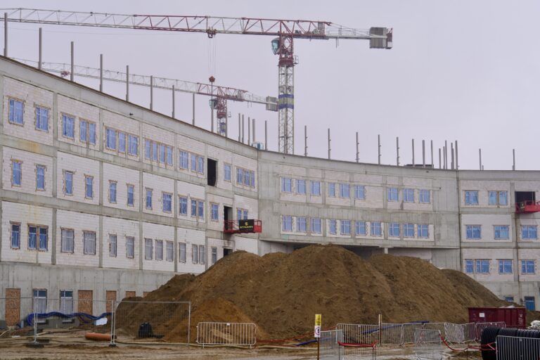Nowy Szpital Onkologiczny we Wrocławiu przy ul. Hipokratesa rośnie szybciej niż planowano
